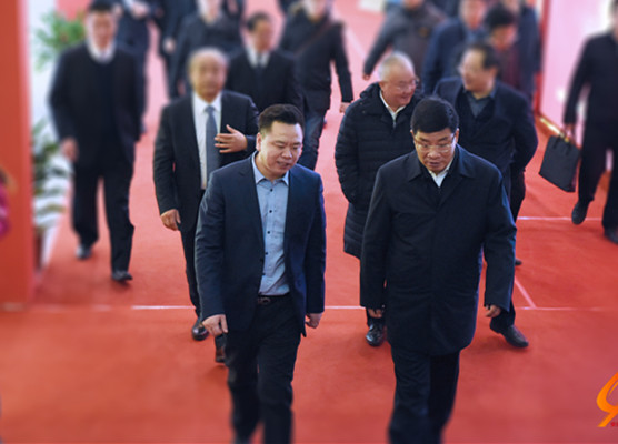 安徽省人民政府副省長(zhǎng)何樹山參加2018安徽酒博會(huì),杜磊董事長(zhǎng)陪同參觀 山東中貿(mào)